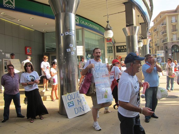 Afectados por preferentes 'cierran' oficinas de Torrelavega 