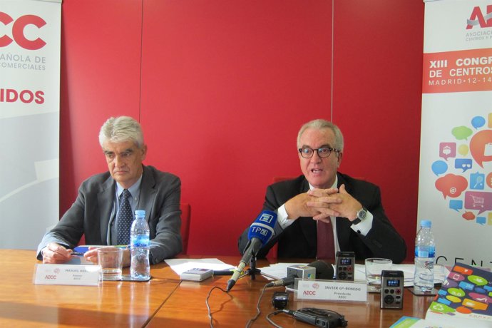 El Presidente De La AECC, Javier García-Renedo (Derecha)