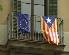 La Bandera Independentista Y La Europea Ondean En Un Balcón De Barcelona
