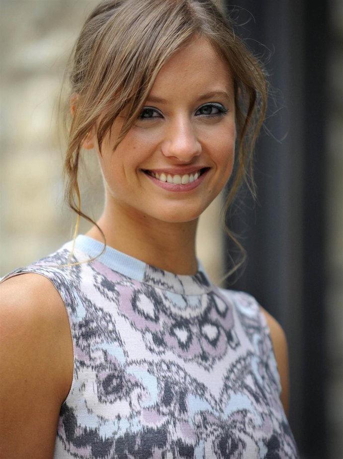 Posado de Michelle Jenner sonriendo 