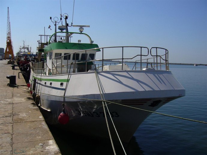 Pesquero en el que se han incautado 750 kilos de hachís en el puerto de Huelva.