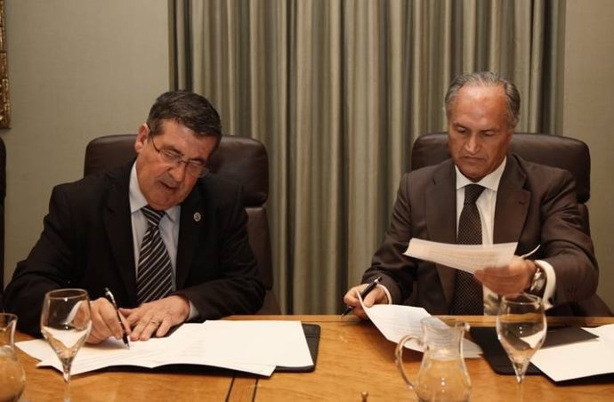 Evaristo del Canto Canto (derecha), y el rector de la UPSA, Ángel Galindo García