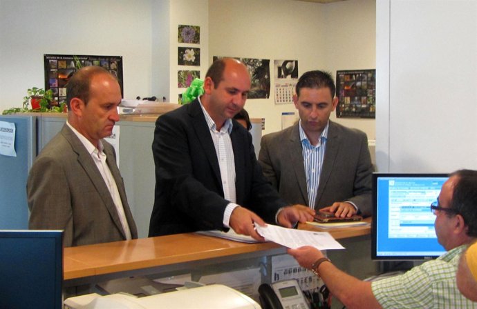 Los socialistas entregan en el registro de Dipución las iniciativas