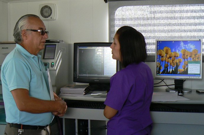 Abellán y la técnico que atiende a usuarias de la Unidad de Mamografía