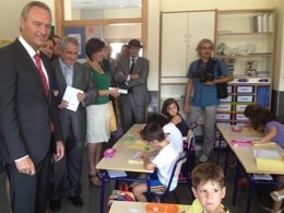 Alberto Fabra en su visita al CEIP 'Manuel Riquelme' de Hurchillo