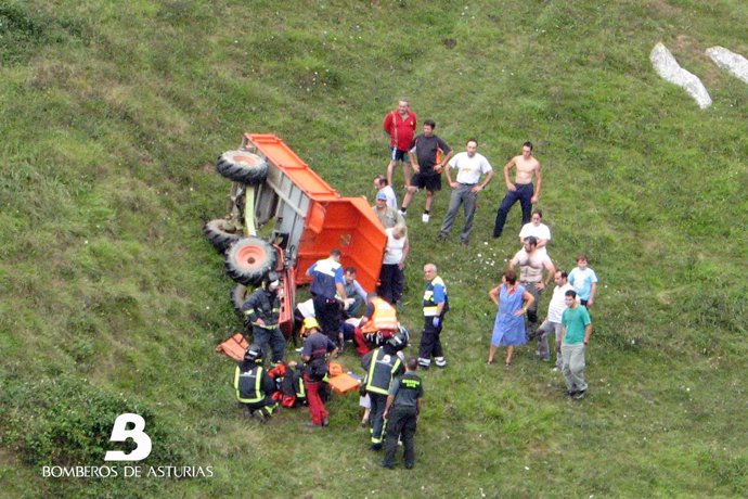 Accidente tractor en Llanes