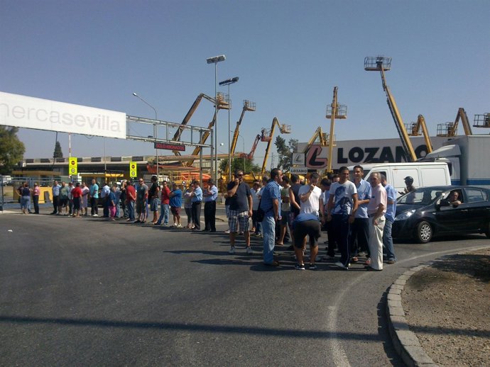 Los trabajadores cortan la rotonda de acceso a Mercasevilla.