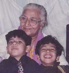 Una abuela con sus nietos