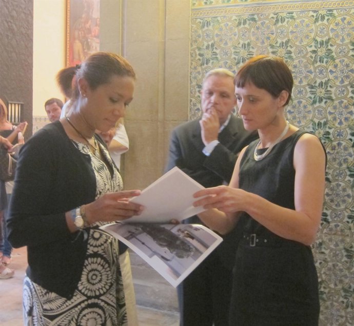 Loal Johnson (A La Izquierda) Se Interesa Por Los Detalles De La Restauración