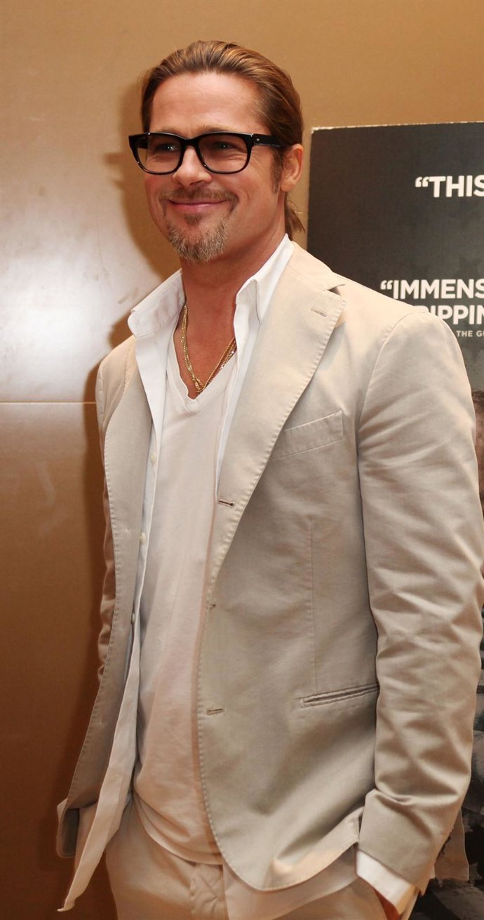 Posado de Brad Pitt con gafas de pasta y coleta 