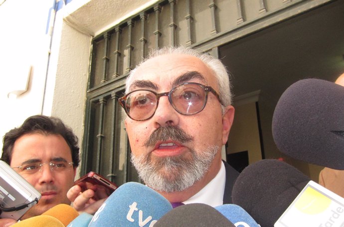 El abogado de Rosa del Valle, Manuel Domínguez, ante los medios.