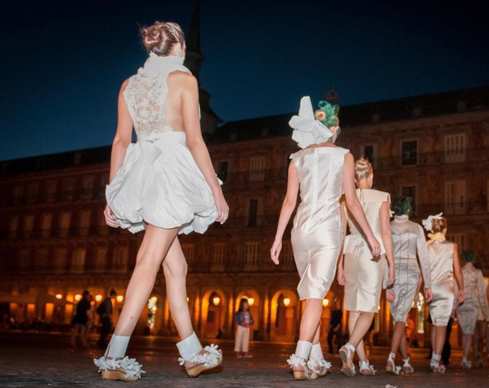 Presentación de las sandalias ecológicas en la Plaza Mayor de Madrid