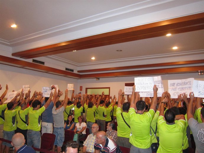 Momentos Del Pleno Antes De Desalojar A Los Bomberos Que Protestaban