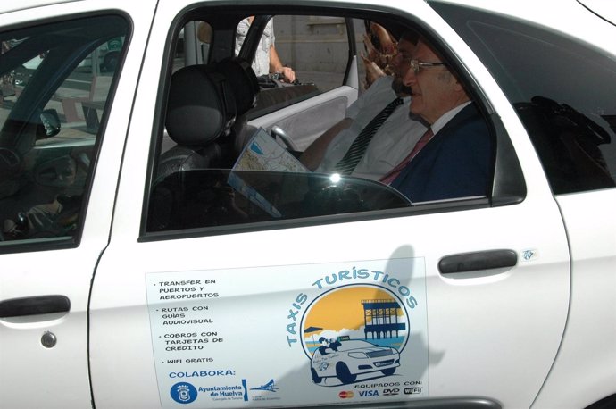 Imagen del taxi turístico en Huelva.