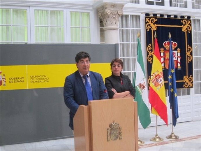El vicepresidente de la Junta, Diego Valderas, junto a Elena Cortés