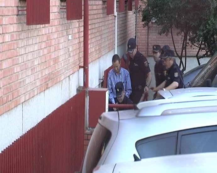 Bretón Bajando Las Escaleras De Los Juzgados