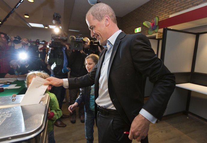 Líder del Partido Laborista holandés, Diederik Samsom, acude a votar en las elec