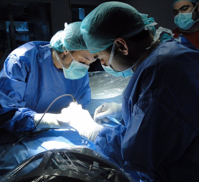 Los doctores Valencia y Rivero, del Hospital Macarena, en plena cirugía