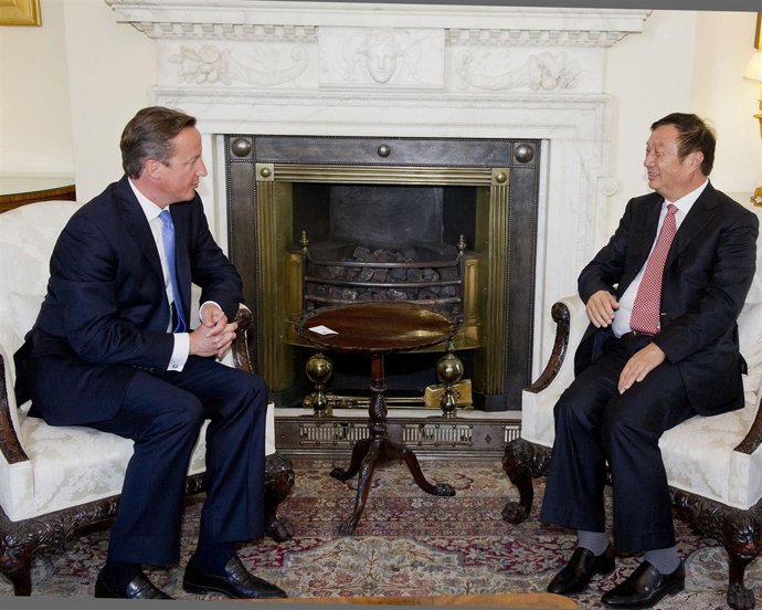 El CEO de Huawei y fundador con el primer ministro de Reino Unido. 
