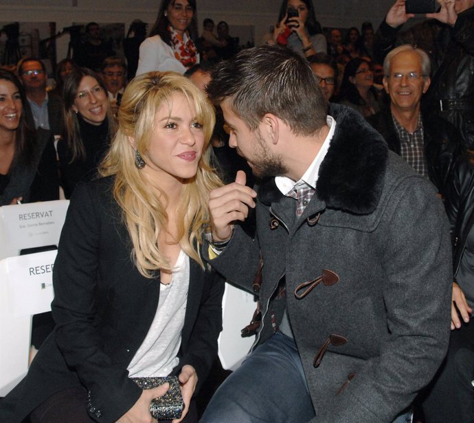 Shakira y Piqué mantienen una conversación durante un acto 