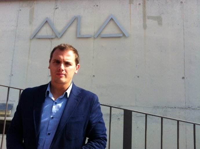 Albert Rivera, presidente de C's delante de la escuela Aula