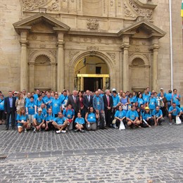 Foto De 'Familia' A Las Puertas Del Parlamento De La Rioja
