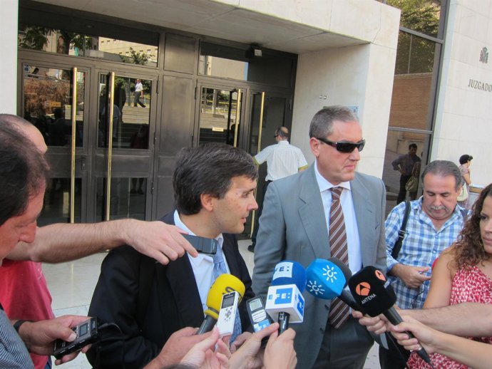 El abogado José María Suáres y Jesús Cerrillo, a la salida de Juzgados