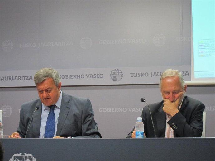 El consejero de economía carlos aguirre