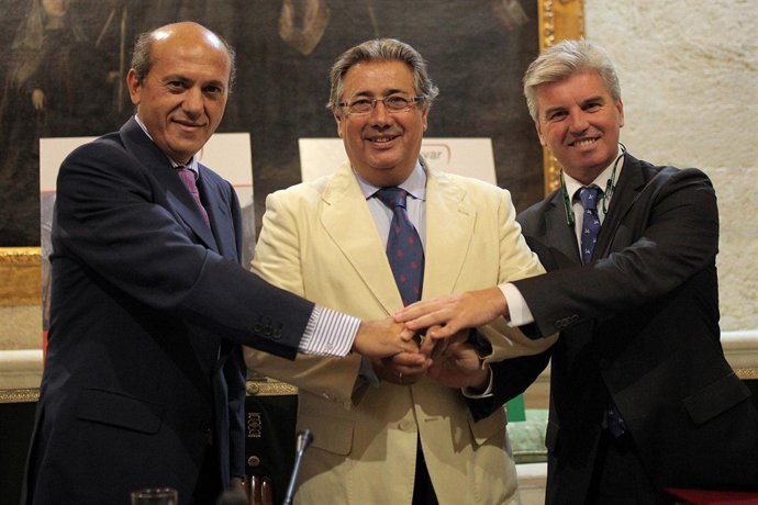 Zoido con los presidentes del Sevilla y del Betis