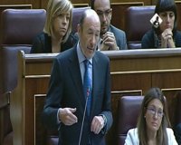 Rubalcaba critica la "soledad arrogante" de Rajoy y que niegue un rescate 