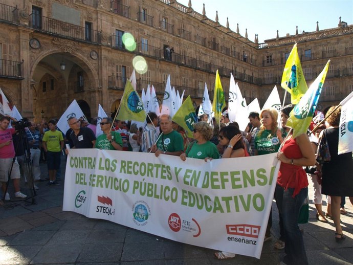 Concentración de empleados públicos en la Plaza Mayor de Salamanca