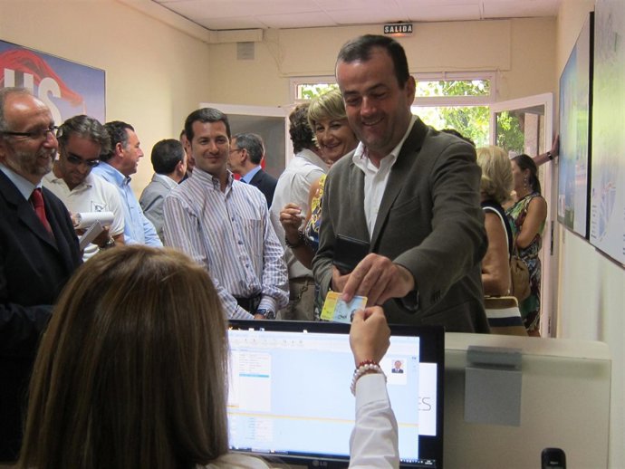 Concejal de Transportes, Javier Iniesta, tramitando su bono de transporte urbano