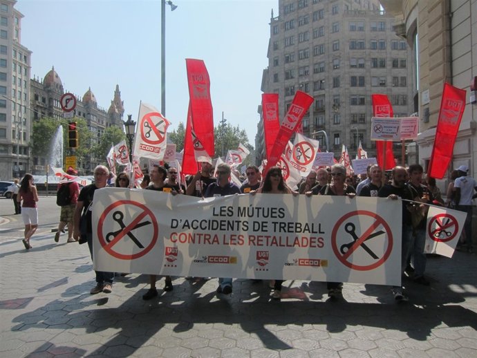 Un centenar de trabajadores de mutuas de accidentes protestan en Barcelona