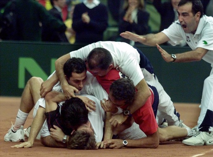 Ferrero, aplastado por sus compañeros tras ganar la Davis 2000