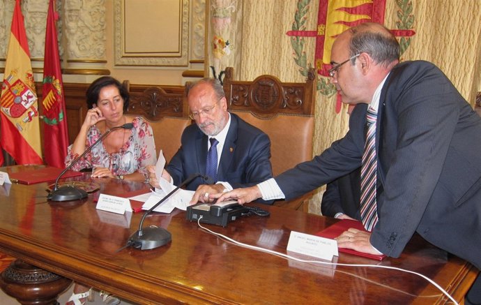 Un trabajador municipal marca el número del ganador del Premio Ateneo de Novela