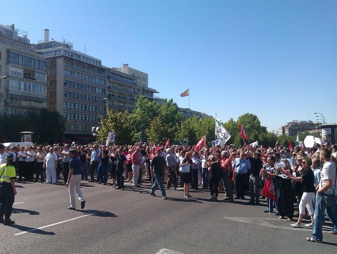 Los funcionarios cortan la Castellana en protesta por los recortes