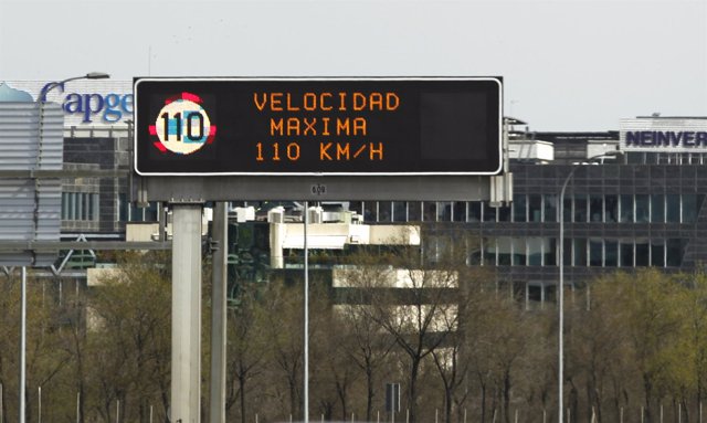 Señales de velocidad de tráfico a 110 km/h