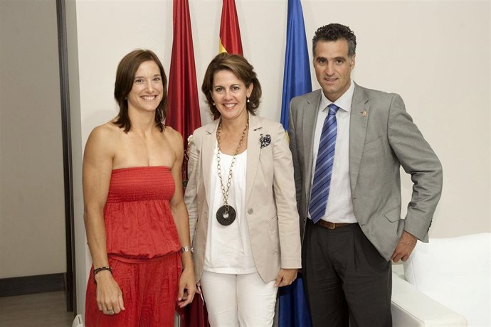 La Presidenta Barcina, con Andrea Barnó y Prudencio Induráin.