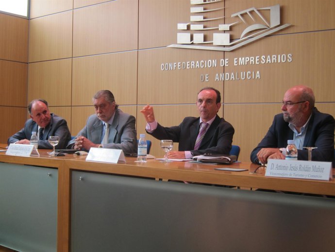 Consejero de Turismo y Comercio, Rafael Rodríguez, junto al Consejo de Turismo