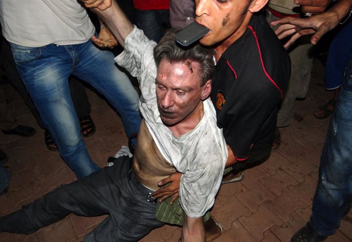 El embajador de EEUU en Libia, Chris Stevens, tras ser atacado su vehículo