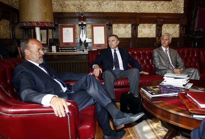 Reunión de León de la Riva con el embajador de Rusia en España