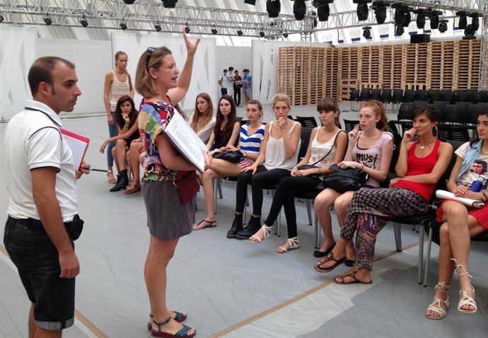 Modelos De La Fashion Week Valencia Recibiendo Recomendaciones