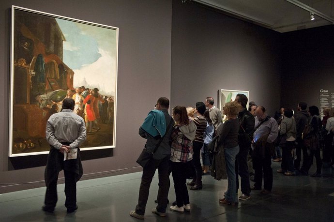Visitantes En La Exposición De Goya En El Caixaforum De Barcelona