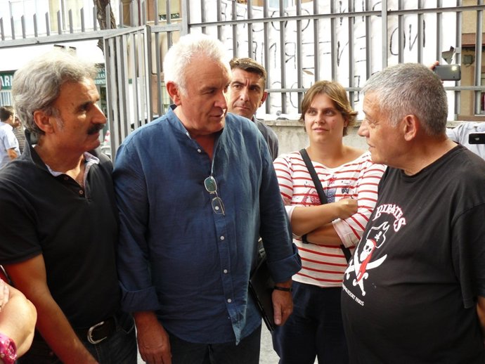 Cayo Lara, Junto Al Hombre En Huelga De Hambre (Primero Por La Derecho) 