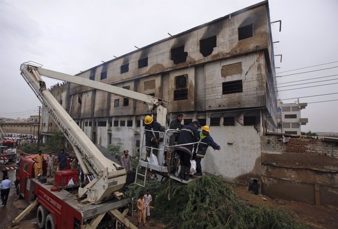 Fábrica textil incendiada en Karachi 