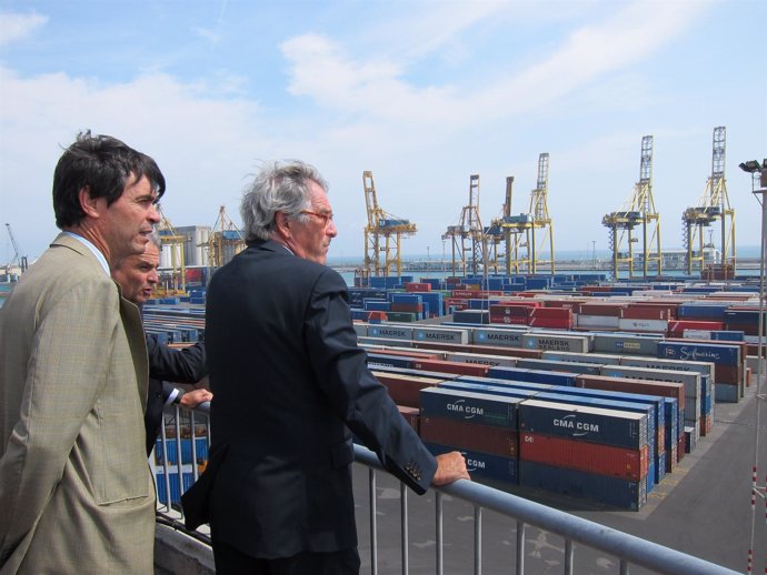El alcalde X. Trias en uan visita a la terminal de contenedores de TCB