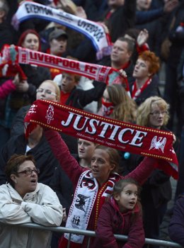 Aficionada del Liverpool demanda justicia para los muertos de Hillsborough