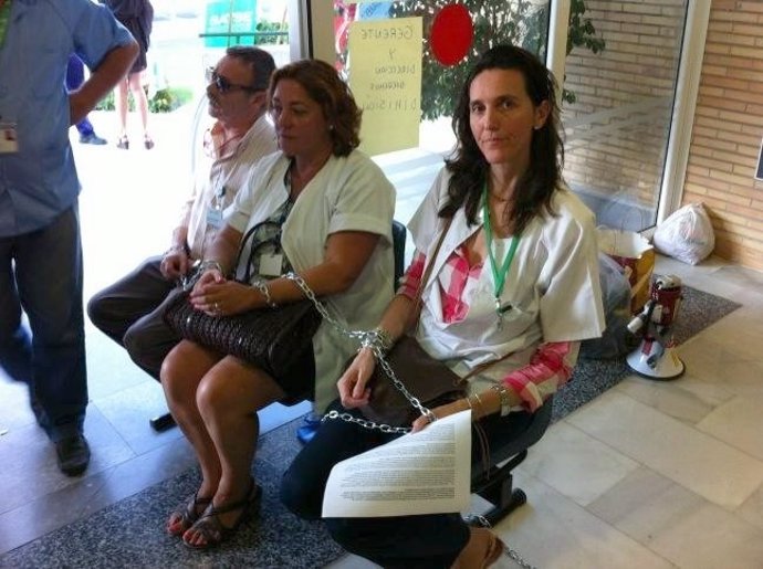 Dirigentes sindicales se encadenan a las puerta del Hospital Virgen del Rocío