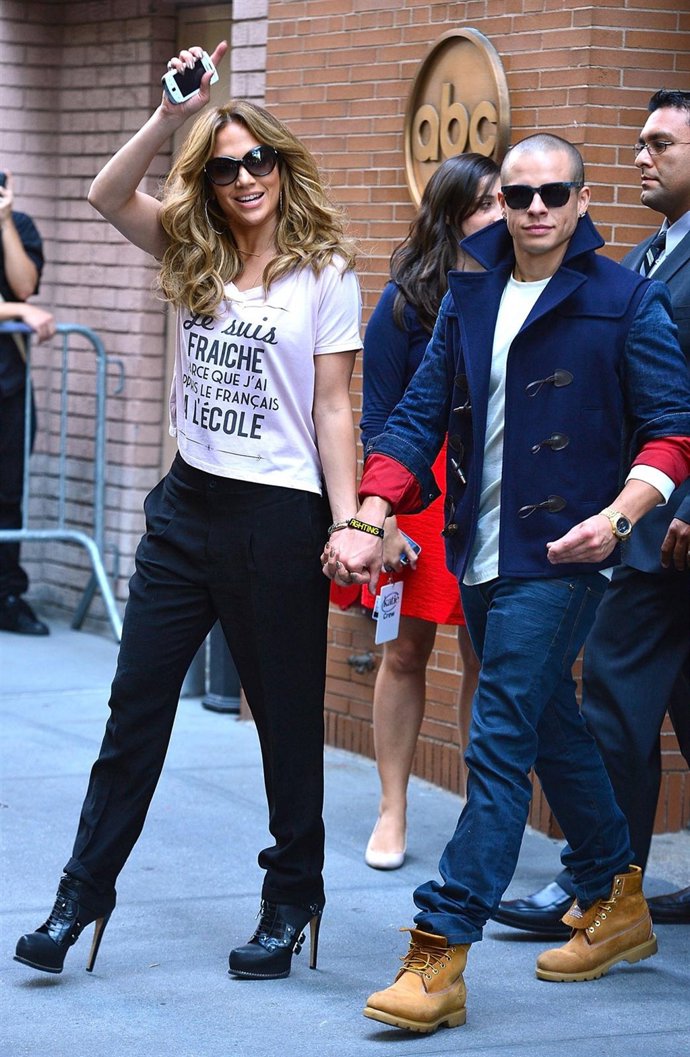 Jennifer Lopez y Casper Smart saliendo del show de Katie Couric