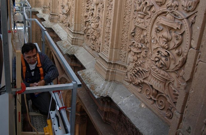 Un operario trabajando con el georradar en la fachada histórica de la USAL